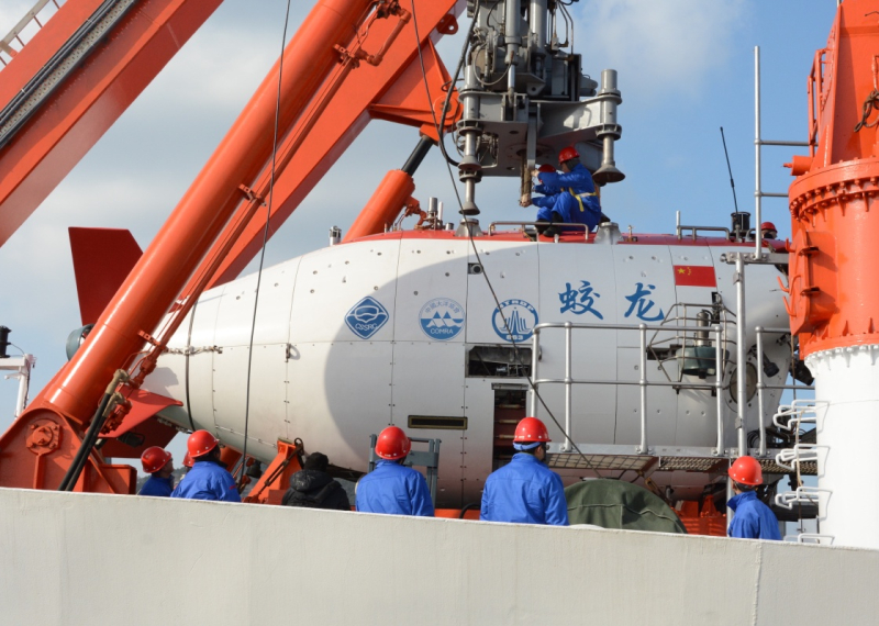当日,“蛟龙”号载人潜水器在国家深海基地管理中心码头进行演练,复核潜水器全系统功能,验证母船水面支持系统,完善下潜操作流程,并对部分人员进行岗位适应性培训,备战明年的中国大洋第38航次科考任务。
