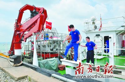 29日,科考人员从搭载蛟龙号的“向阳红09船”下船。新华社发